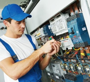 Какие организационные действия обеспечивают безопасность при работе с электроустановками