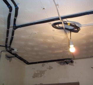 Каким образом произвести монтаж проводки под натяжным потолком: инструкция и видео уроки