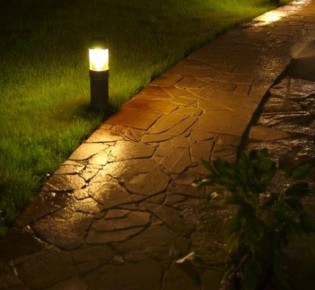 Освещение дорожек в садах и дачных участках: выбираем вариант освещения и вид лампочек