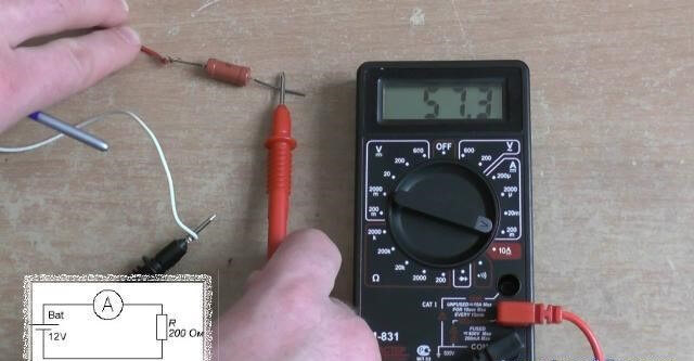 Измерение силы напряжения батарейки в цепи с резистором