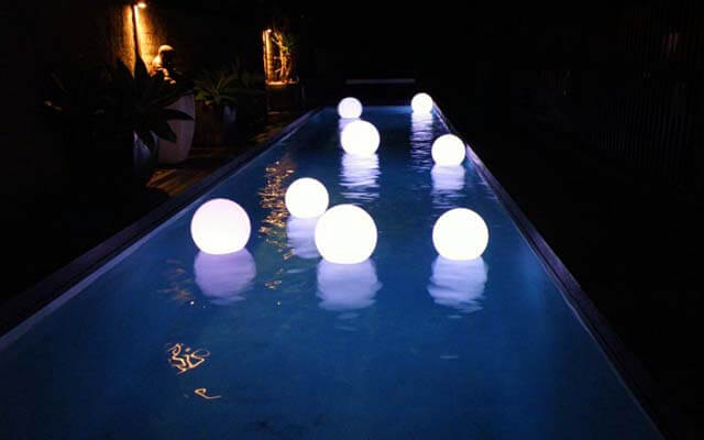 Шарообразные фонарики в бассейне 