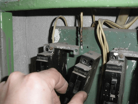Демонтаж и замена автоматического выключателя