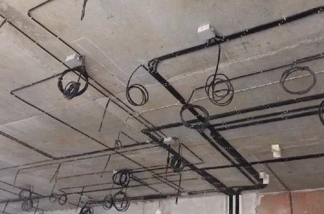 монтаж проводки под натяжным покрытием потолка