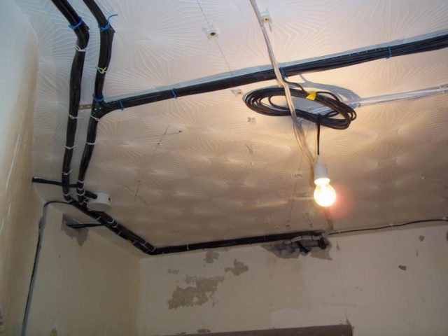 в панельном монтаж проводки под потолочным покрытием доме