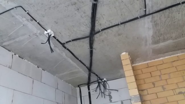 крепление кабеля к стене